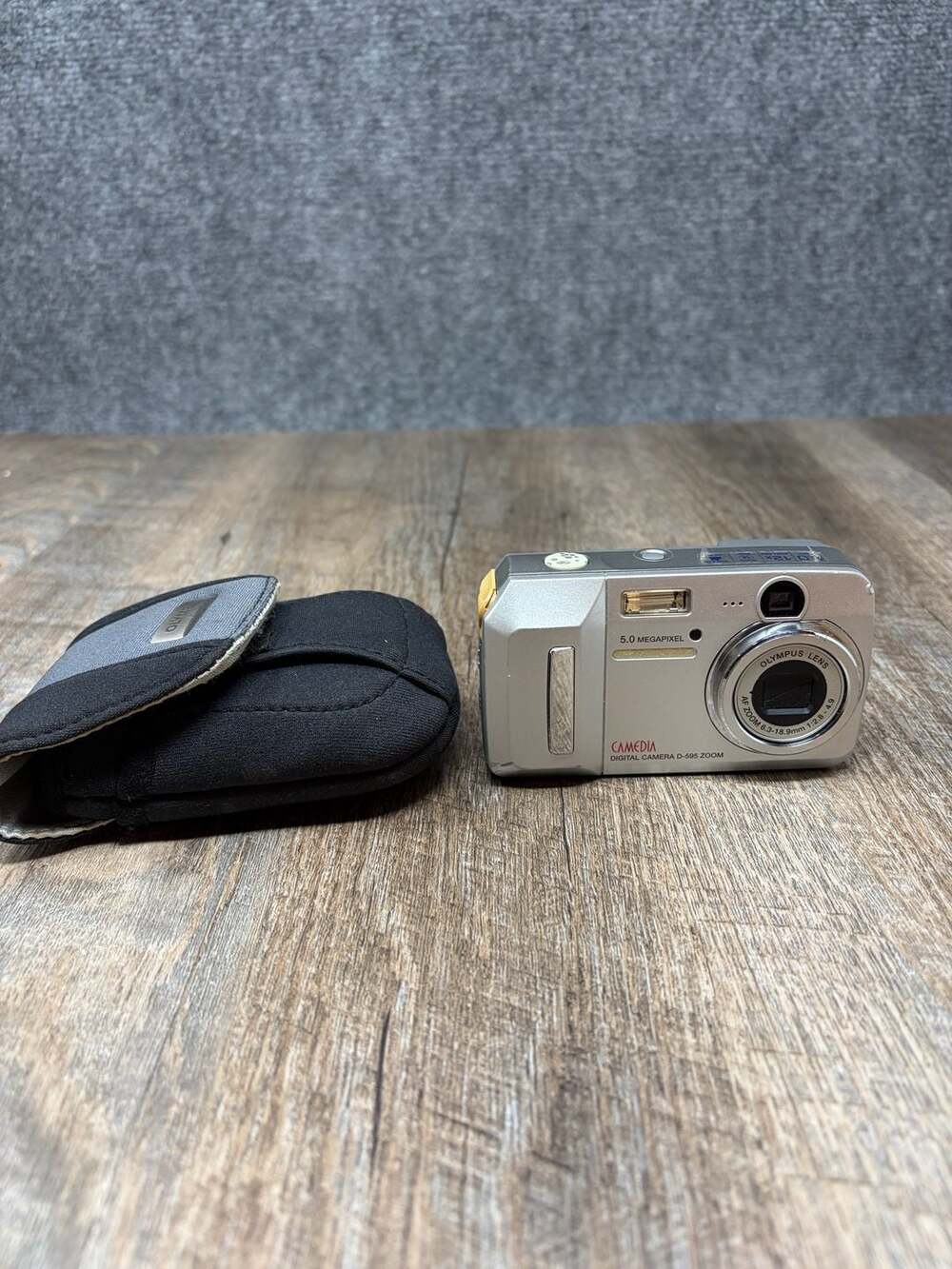 Olympus Camedia D-595 Zoom Digital Camera 5.0 MP 3X Optical Zoom - Tested